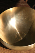 Longest vibration bowl. The golden tone does not come from any additional coating, but is the result of meticulous polishing on both the interior and exterior surfaces.