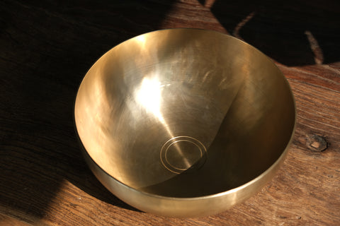 Longest vibration bowl. The golden tone does not come from any additional coating, but is the result of meticulous polishing on both the interior and exterior surfaces.